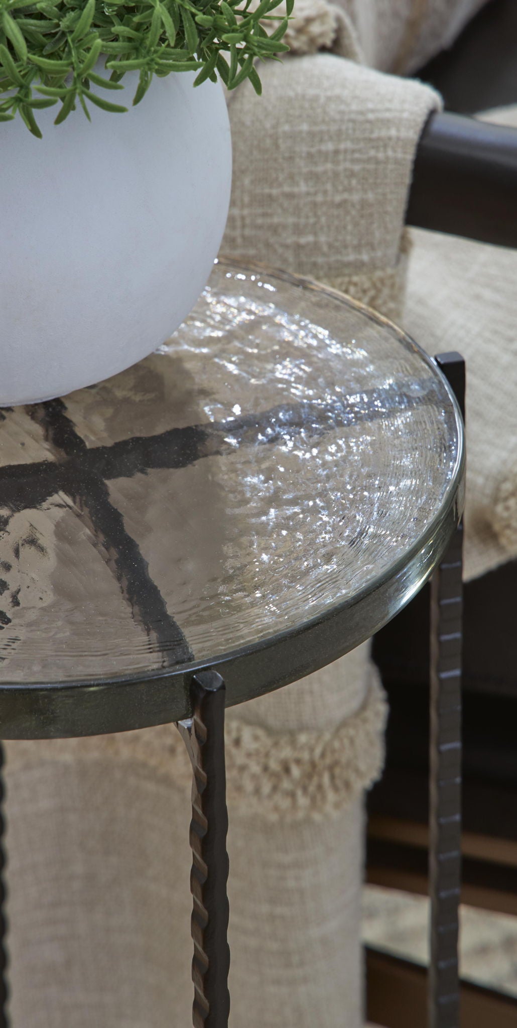 Newgoren - Accent Table - Clear / Black